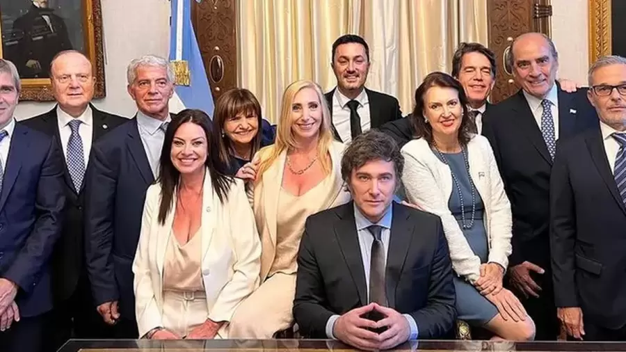 Javier Milei junto a los jefes de los distintos Ministerios