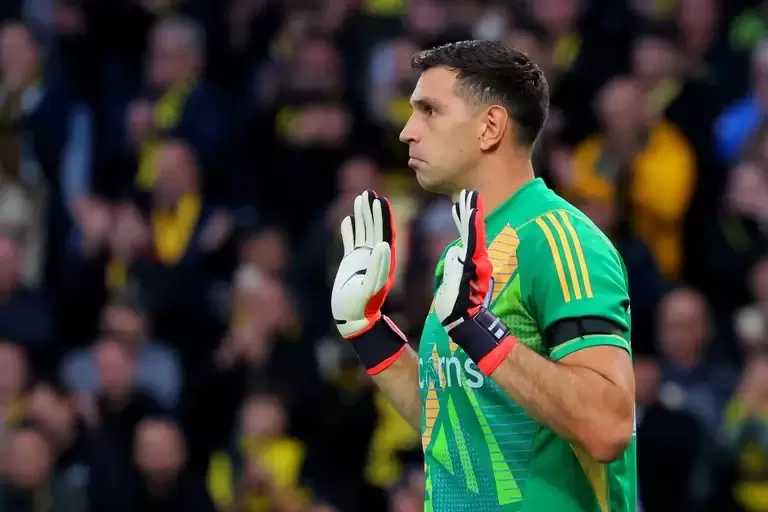 El Dibu Mart�nez tuvo una gran labor en Aston Villa