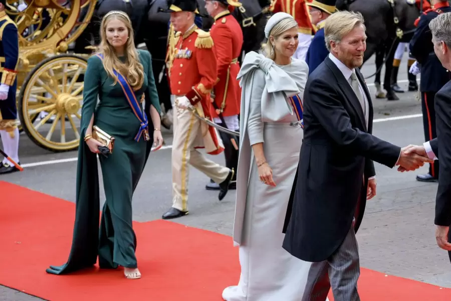 Los Reyes de Pases Bajos junto a Amalia.