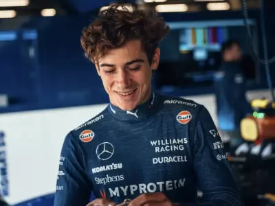 Gracias a Bizarrap, el primer tatuaje de su casco le lleg al corredor de  Williams Racing.