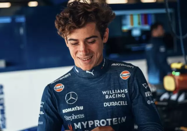 Gracias a Bizarrap, el primer tatuaje de su casco le lleg al corredor de  Williams Racing.