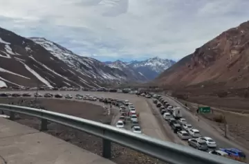 Miles de chilenos comenzaron a llegar a Mendoza desde temprano hoy mircoles -18 de setiembre- a travs del Paso Internacional Cristo Redentor.