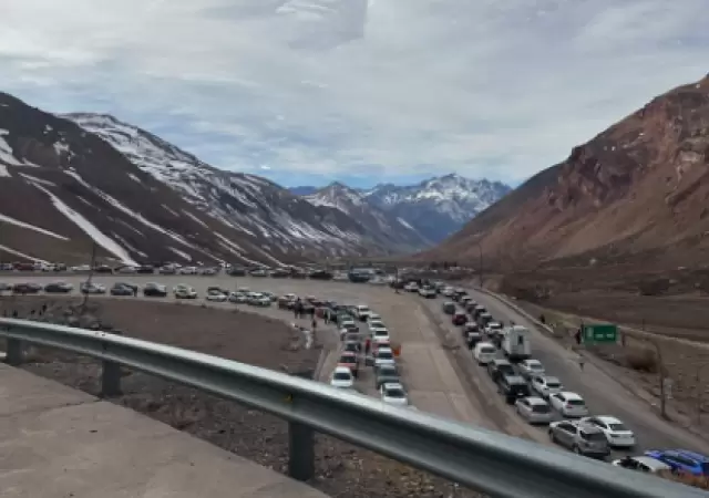 Miles de chilenos comenzaron a llegar a Mendoza desde temprano hoy mircoles -18 de setiembre- a travs del Paso Internacional Cristo Redentor.