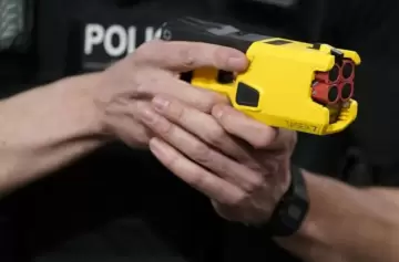 Hombre con machete amenaz a policas y fue neutralizado con una Taser