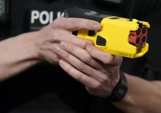 Hombre con machete amenaz a policas y fue neutralizado con una Taser