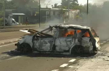 La isla de Martinica, un paraso turstico caribeo, est viviendo das de extrema violencia con vehculos y comercios quemados.