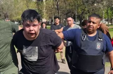 El ladrn fue salvajemente golpeado por los vecinos del Barrio Unimev en Guaymalln, Mendoza, quienes prometieron seguir castigando a delincuentes.