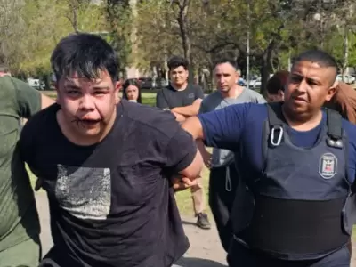 El ladrn fue salvajemente golpeado por los vecinos del Barrio Unimev en Guaymalln, Mendoza, quienes prometieron seguir castigando a delincuentes.