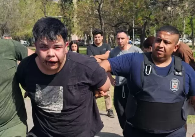 El ladrn fue salvajemente golpeado por los vecinos del Barrio Unimev en Guaymalln, Mendoza, quienes prometieron seguir castigando a delincuentes.