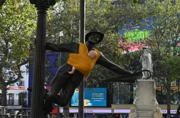 Activistas colocaron portabebs a estatuas en Londres.