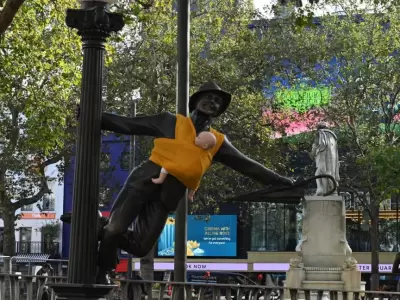 Activistas colocaron portabebs a estatuas en Londres.