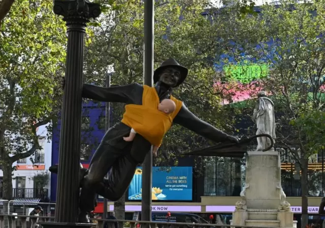 Activistas colocaron portabebs a estatuas en Londres.