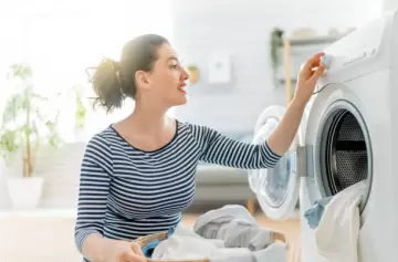 Mujer realizando limpieza de ropa blanca.