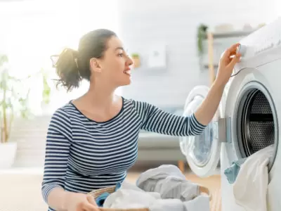 Mujer realizando limpieza de ropa blanca.