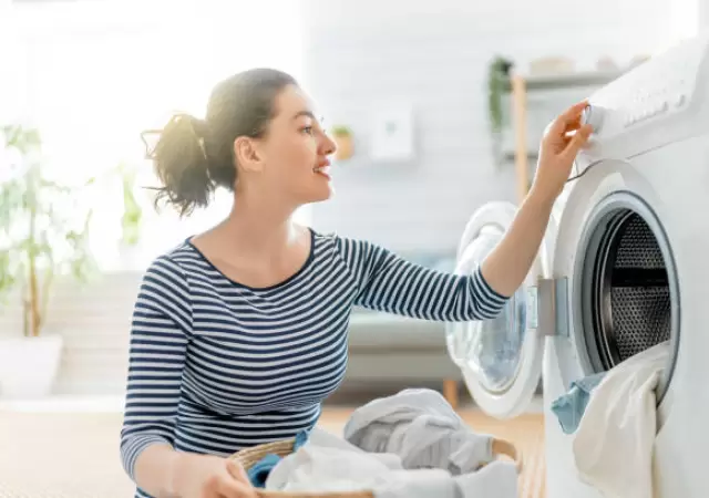 Mujer realizando limpieza de ropa blanca.