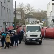 Mar del Plata: un camin atmosfrico volc su carga en plena calle