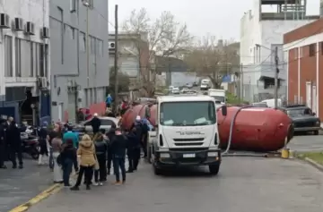 Mar del Plata: un camin atmosfrico volc su carga en plena calle