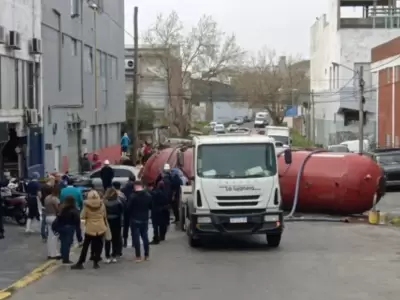 Mar del Plata: un camin atmosfrico volc su carga en plena calle