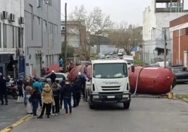 Mar del Plata: un camin atmosfrico volc su carga en plena calle