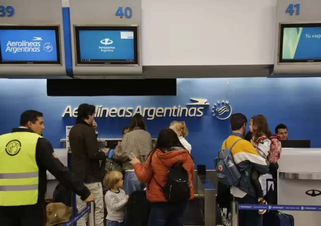 Los paros del personal de Aerolneas Argentinas complicaron a miles de viajeros. (Foto: web)