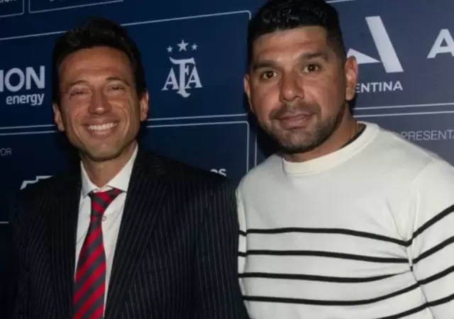 Marcelo Moretti junto a N�stor Ortigoza en un sorteo de Copa Argentina.
