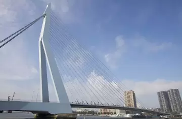 El turstico puente de la ciudad puerto se vio ensombrecido por un episodio de sangre que se investiga como posible acto terrorista.