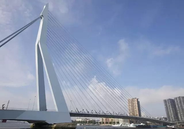 El turstico puente de la ciudad puerto se vio ensombrecido por un episodio de sangre que se investiga como posible acto terrorista.