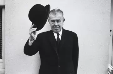 Ren Magritte en una fotografa en blanco y negro.