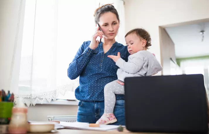 Se llama "techo de cristal" a las justificaciones invisibles que argumentan las diferencias entre los salarios de los hombres con el de las mujeres.