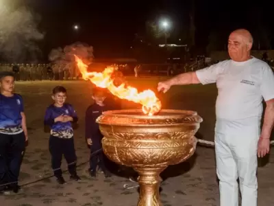 El encendido del pebetero que dio el puntapi inicial a la competencia nacional estuvo a cargo de Emilio Magnaghi, ex licesta.