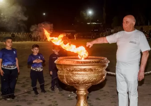 El encendido del pebetero que dio el puntapi inicial a la competencia nacional estuvo a cargo de Emilio Magnaghi, ex licesta.