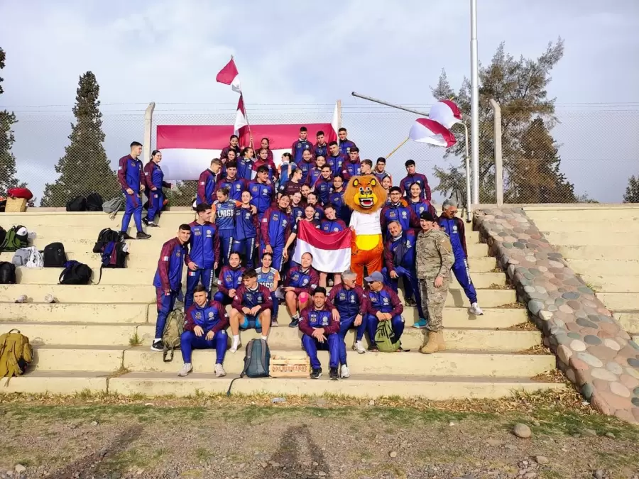 Los alumnos con la mascota