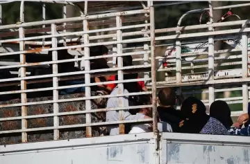 Familias con sus pocas pertenencias escapan de los bombardeos, en medio de un trfico congestionado, hacia el norte del pas.