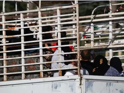 Familias con sus pocas pertenencias escapan de los bombardeos, en medio de un trfico congestionado, hacia el norte del pas.