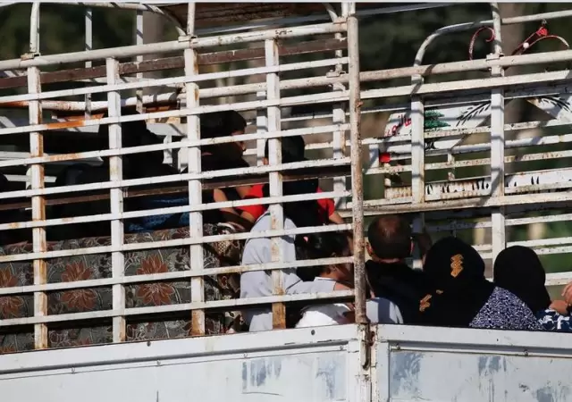 Familias con sus pocas pertenencias escapan de los bombardeos, en medio de un trfico congestionado, hacia el norte del pas.