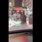 Locura en Dubai por un auto lleno de iPhone 16 y que podas llevarte