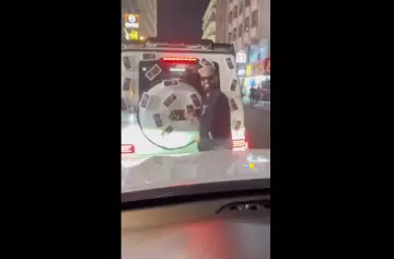 Locura en Dubai por un auto lleno de iPhone 16 y que podas llevarte