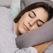 Cómo la postura y la temperatura afectan tu sueño: claves para dormir mejor