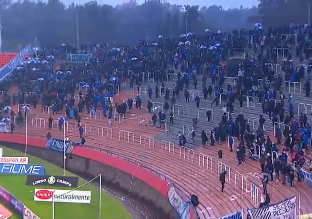 Se reanuda el partido entre el Tomba y el Cicl�n.