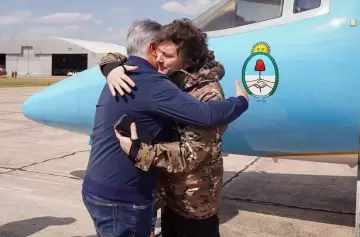 El gobernador de Crdoba recibe con un abrazo al Presidente.