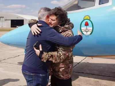 El gobernador de Crdoba recibe con un abrazo al Presidente.