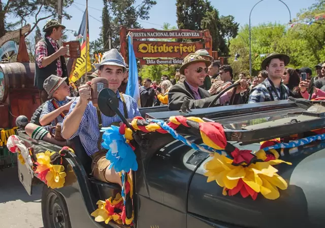 El pueblito cuenta con 11.000 habitantes. Pero durante la Oktoberfest aumenta a 150.000 fanticos de la cerveza