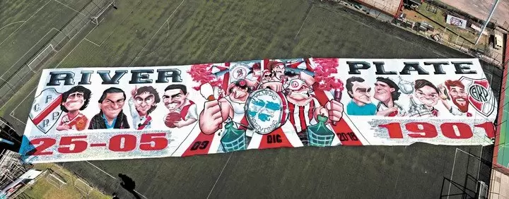 La bandera con los ocho dolos. Demasiado gigante para una tribuna