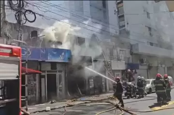 Incendio en Once: cuatro locales afectados y gran operativo por 'humo negro'