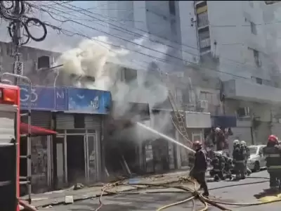 Incendio en Once: cuatro locales afectados y gran operativo por 'humo negro'