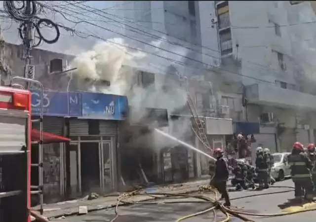 Incendio en Once: cuatro locales afectados y gran operativo por 'humo negro'