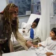 Johnny Depp, de nuevo como Jack Sparrow, sorprendi en un hospital de nios