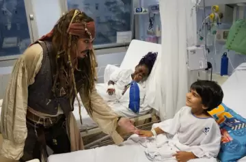 El capitn Jack Sparrow visit a los nios y las nias ingresadas en el Hospital de Donostia.