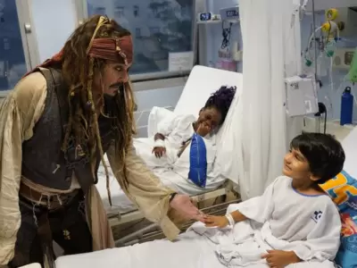 El capitn Jack Sparrow visit a los nios y las nias ingresadas en el Hospital de Donostia.