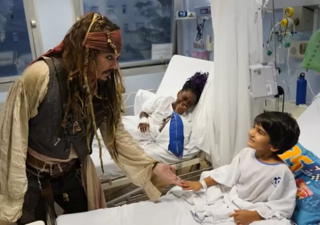 El capitn Jack Sparrow visit a los nios y las nias ingresadas en el Hospital de Donostia.